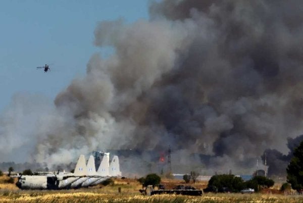 Dua juruterbang maut selepas jet pejuang F-4 Phantom terhempas ketika menyertai pertunjukan udara di Greece. Foto: AFP