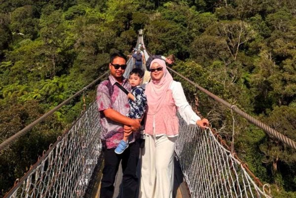 Nurul Najwa (kanan) bersama suami dan anak ketika melancong ke Bandung.