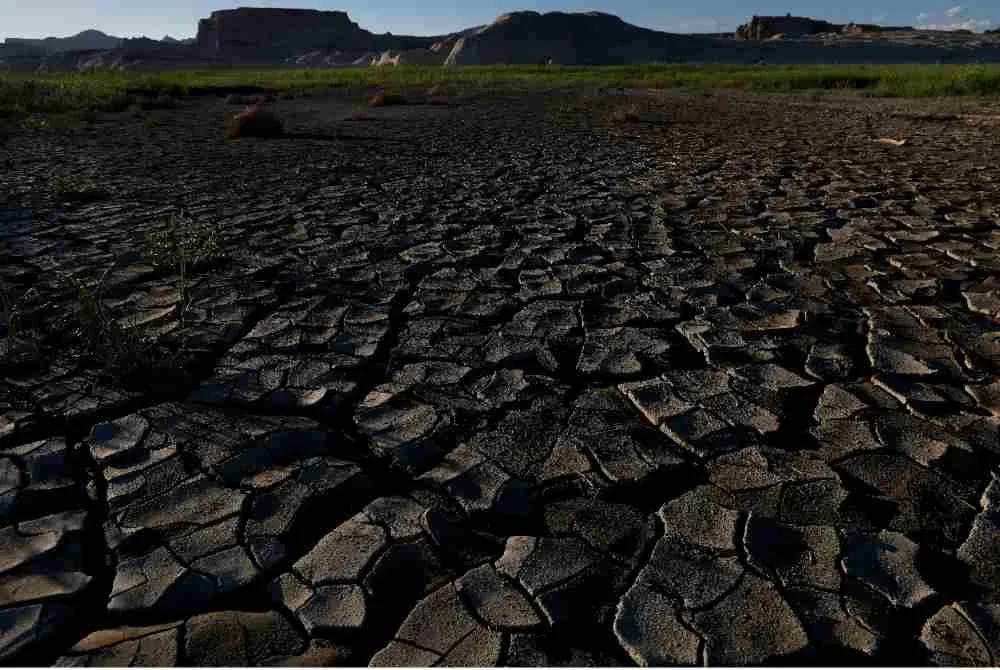 Apabila tasik yang menjadi nadi bekalan air semakin mengering, krisis iklim bukan lagi sekadar ancaman alam sekitar, tetapi berubah menjadi persoalan kelangsungan hidup. Foto: AFP