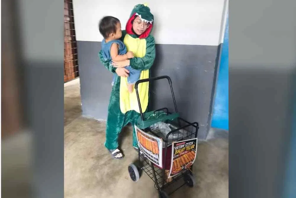 Nur Shamimi buang rasa malu menjual crabstick dengan memakai kostum.