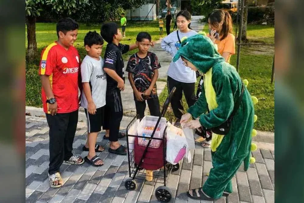 Nur Shamimi melahirkan rasa gembira apabila jualannya laku walaupun tidak habis pada hari pertama berniaga.