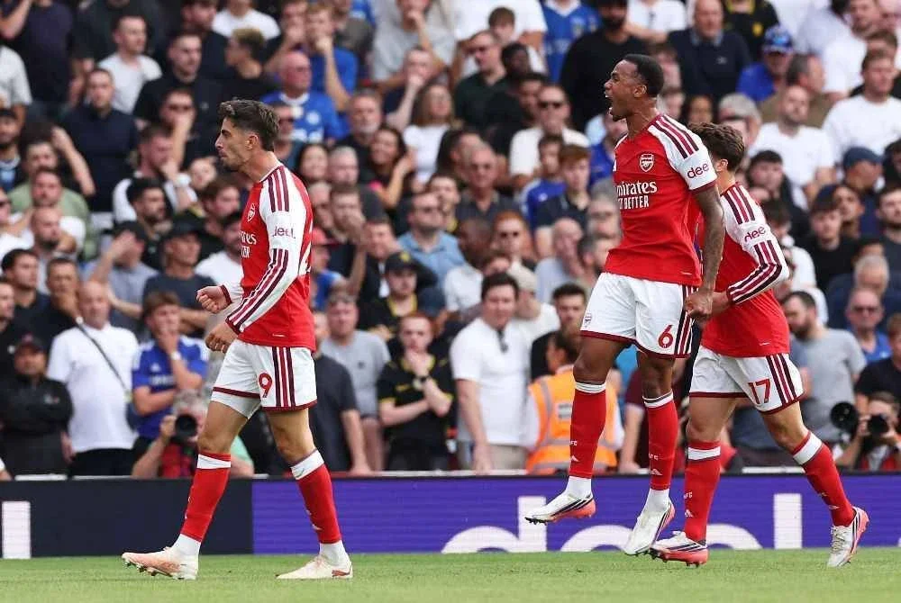 Havertz (kiri) meledak satu gol ketika membantu Arsenal menewaskan Chelsea 2-1 dalam saingan EPL di Emirates pada Isnin. FOTO: AFP.