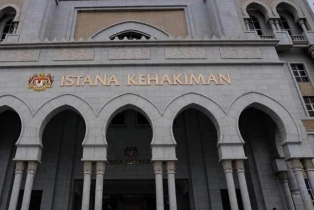 Bekas pengarah besar Felda tiba di Mahkamah Majistret Putrajaya pada Isnin bagi prosiding reman berkaitan kes salah guna kuasa berhubung pelantikan syarikat pemaju bagi sebuah projek di ibu negara, selain urusan penjualan tanah milik badan berkanun berkenaan. Foto hiasan