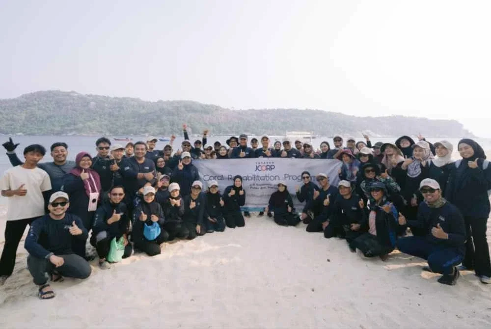 Sukarelawan melakukan kerja-kerja pemulihan terumbu karang menerusi Program Pemulihan Terumbu Karang Yayasan JCorp di Pulau Aur.