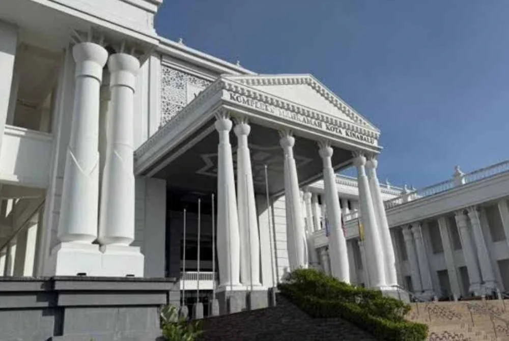 Mahathir membacakan kenyataan bertulisnya semasa prosiding inkues berlangsung di Mahkamah Koroner Kota Kinabalu pada Isnin.