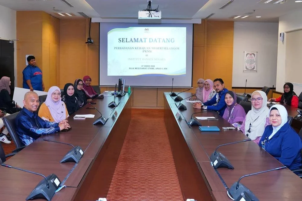 Sapna (dua dari kiri) dan Nursalina (tiga dari kanan) bergambar bersama delegasi PKNS sempena lawatan ke IKN di Putrajaya.