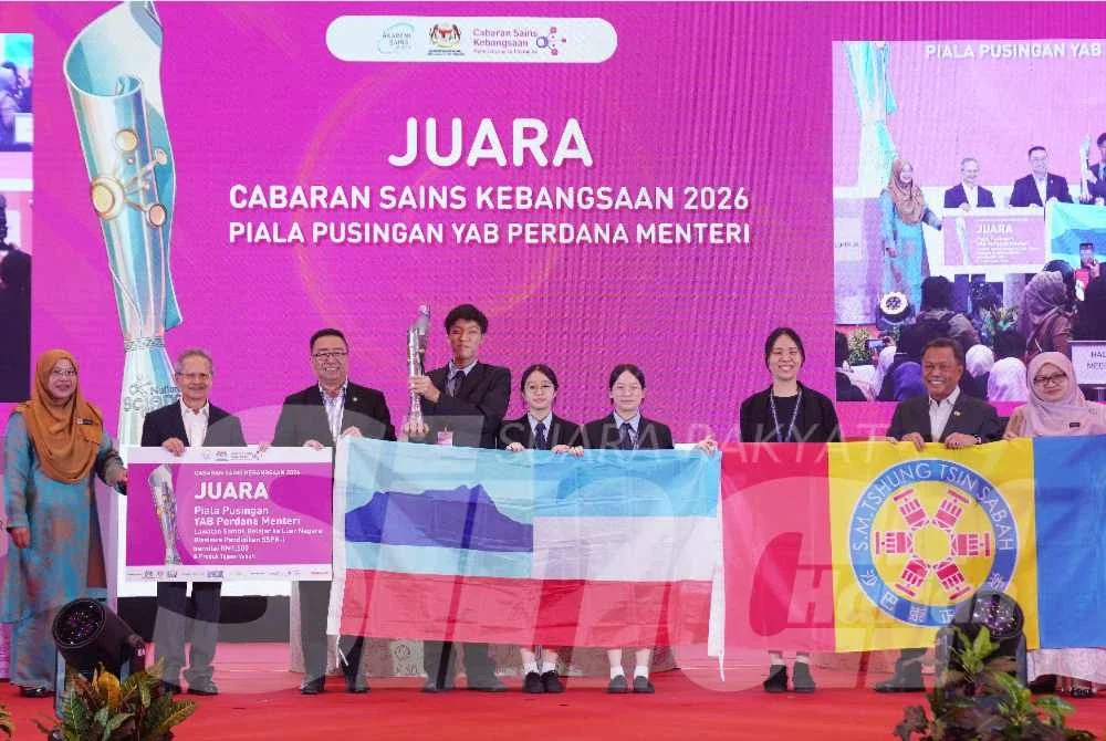 Lih Kang menyampaikan piala pusingan kepada Sekolah Menengah Tshung Tsin Sabah pada Peringkat Akhir Cabaran Sains Kebangsaan 2026, Piala Pusingan YAB Perdana Menteri yang diadakan di IKN pada Isnin. Foto: SINAR HARIAN/ROSLI TALIB