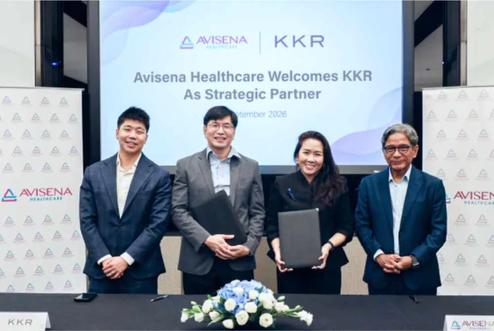 Dari kiri: Chin Yu Oh, Lim Soon Jin, Elina Nadia dan Datuk Dr Omar ketika majlis menandatangani perjanjian kerjasama strategik antara Avisena Healthcare dengan KKR & Co pada 4 September lalu.