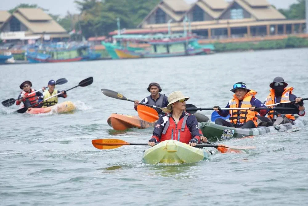 Mohd Khairi (tengah) turut menyertai Ekspedisi Kayak Merdeka bagi menyemarakkan sam butan Bulan Kebangsaan dan Hari Malaysia kali ini.