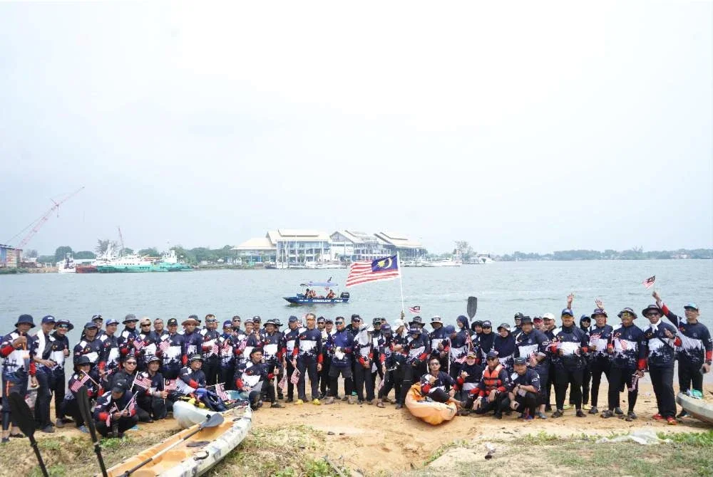 Seramai 96 anggota polis menjayakan Ekspedisi Kayak Merdeka sejauh 25 kilometer bermula dari Serada ke Dataran Pulau Warisan, di Kuala Terengganu pada Isnin.