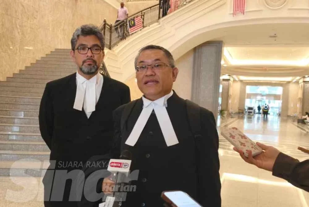Awang Armadajaya (kanan) dan Mohammed Rhiza hadir ke Mahkamah Rayuan di Putrajaya pada Isnin bagi prosiding hujahan permohonan rayuan penggantungan prosiding komital.