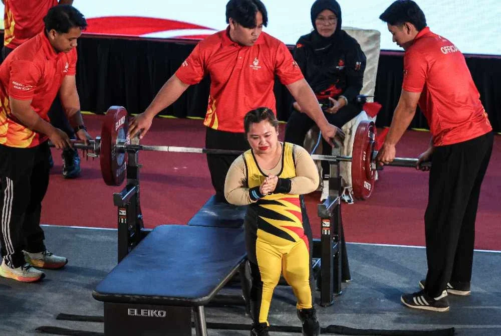 Bibiana meraikan kejayaan selepas merangkul pingat emas dalam acara powerlifting wanita kategori 61kg Para SUKMA di Shah Alam. Foto: Bernama.