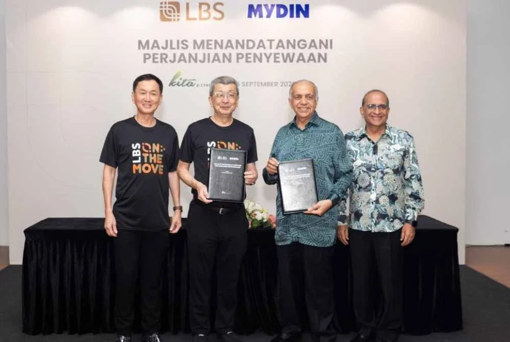 (Dari kiri) Hock Guan, Hock San, Ameer Ali Mydin, Ahimmat Mydin ketika majlis pemeteraian Perjanjian Penyewaan antara LBS dan MYDIN di KITA @ Cybersouth.