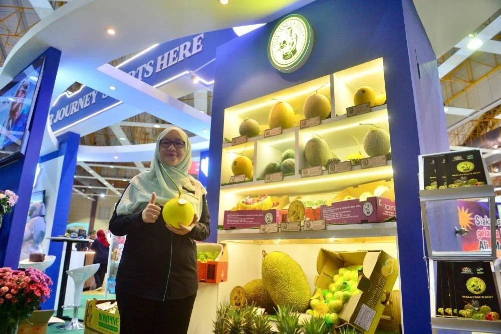 Suraya bersama beberapa produk makanan keluaran FAMA sempena MAHA 2026 pada Jumaat.