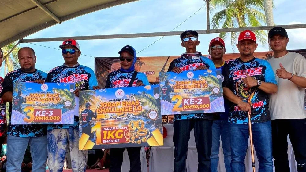 Tiga pemenang utama pertandingan Joran Emas Challenge 1.0 yang diadakan di Pantai Cherang Laut, Bachok pada Sabtu.