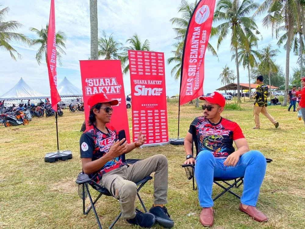 Turut diadakan ialah podcast dikendalikan oleh Ameerul Hafi z (kanan) melibatkan Ayie yang merupakan pemancing berpengalaman.