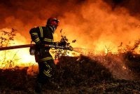 Api semakin sukar dikawal apabila bumi semakin panas, sekali gus menjadikan kebakaran hutan bukan lagi ancaman bermusim, tetapi risiko yang semakin besar. Foto: AFP