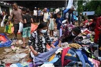 Mangsa banjir kilat menerima bantuan di sebuah pusat pemindahan sementara di Devghat, daerah Nuwakot, Nepal. Foto AFP