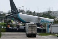 Pesawat Amazon Air Cargo terhempas ketika mendarat di landasan Lapangan Terbang Antarabangsa Miami. Foto: Getty Images