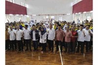 Muhamad Naqib (lima dari kanan) pada hari pertama pembukaan SMK Suria Jaya, Batu Pahat pada Isnin.