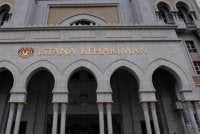 Bekas pengarah besar Felda tiba di Mahkamah Majistret Putrajaya pada Isnin bagi prosiding reman berkaitan kes salah guna kuasa berhubung pelantikan syarikat pemaju bagi sebuah projek di ibu negara, selain urusan penjualan tanah milik badan berkanun berkenaan. Foto hiasan