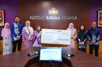 Sapna (tiga dari kanan) menyerahkan cek cura sumbangan PKNS kepada Dr Nur Aslina (empat dari kanan) di IKN Putrajaya pada Khamis.