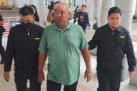 Perintah reman terhadap bekas Pengarah Besar Felda dikeluarkan di Mahkamah Majistret Putrajaya pada Isnin.