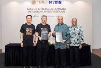 (Dari kiri) Hock Guan, Hock San, Ameer Ali Mydin, Ahimmat Mydin ketika majlis pemeteraian Perjanjian Penyewaan antara LBS dan MYDIN di KITA @ Cybersouth.