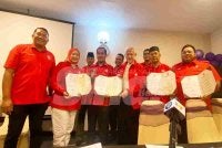 Kamarudin (tiga dari kanan) bersama tujuh Ketua Bahagian (Penaja) baharu yang dilantik pada Mesyuarat Jawatankuasa Badan Pimpinan Bersatu Negeri Kelantan di Kota Bharu pada Isnin.