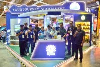 Suraya bergambar bersama rakan pempamer dihadapan reruai FAMA sempena MAHA 2026 yang diadakan di Maeps, di sini.
