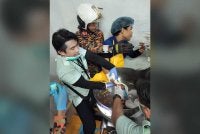Pasukan bomba melakukan operasi mengeluarkan jari mangsa tersepit pada mesin pengisar ikan di sebuah kilang di Sandakan.