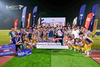 Pengurusan tertinggi dan para pemain meraikan kejayaan UM meraih emas setelah menewaskan UiTM 1-0 dalam aksi final di UM Arena pada Sabtu. Foto: SUKIPT 2026