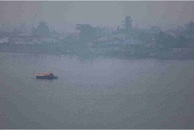 Pemandangan berjerebu dirakam di Tebingan Sungai Kuching, Sarawak. Foto: Bernama