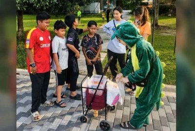 Nur Shamimi melahirkan rasa gembira apabila jualannya laku walaupun tidak habis pada hari pertama berniaga.