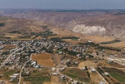 Tentera Israel melepaskan satu bedilan artileri di sekitar kampung Al-Samdaniya Al-Sharqiya di kawasan luar bandar tengah Quneitra. Foto Anadolu Ajansi