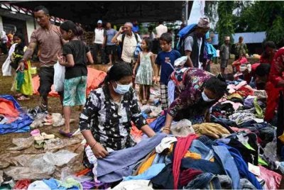 Mangsa banjir kilat menerima bantuan di sebuah pusat pemindahan sementara di Devghat, daerah Nuwakot, Nepal. Foto AFP