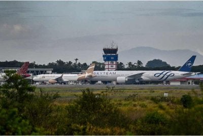 Kira-kira 170,000 penumpang terkandas selepas pihak berkuasa Indonesia menggantung operasi di lapan lapangan terbang susulan letusan Gunung Anak Krakatau yang menghamburkan abu volkanik ke ruang udara di beberapa wilayah di negara itu.