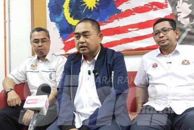 Dr Muhamad Naqib (tengah) ketika sidang akhbar di SMK Suria Jaya Batu Pahat.