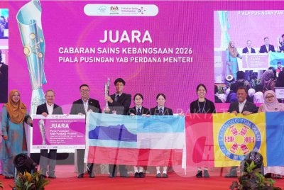 Lih Kang menyampaikan piala pusingan kepada Sekolah Menengah Tshung Tsin Sabah pada Peringkat Akhir Cabaran Sains Kebangsaan 2026, Piala Pusingan YAB Perdana Menteri yang diadakan di IKN pada Isnin. Foto: SINAR HARIAN/ROSLI TALIB