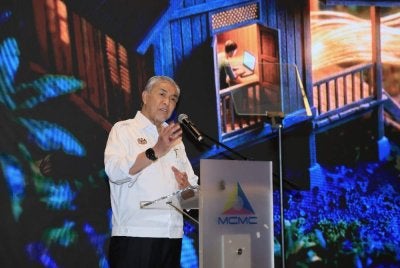 Ahmad Zahid menyampaikan ucapan pada perasmian Bengkel Kerjasama Strategik PKD, KKDW dan NADI di Menara MCMC pada Isnin. Foto: Bernama
