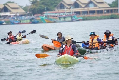 Mohd Khairi (tengah) turut menyertai Ekspedisi Kayak Merdeka bagi menyemarakkan sam butan Bulan Kebangsaan dan Hari Malaysia kali ini.