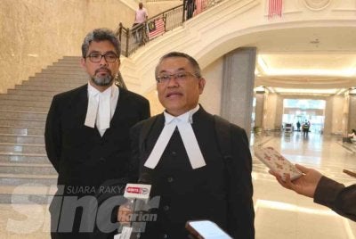 Awang Armadajaya (kanan) dan Mohammed Rhiza hadir ke Mahkamah Rayuan di Putrajaya pada Isnin bagi prosiding hujahan permohonan rayuan penggantungan prosiding komital.