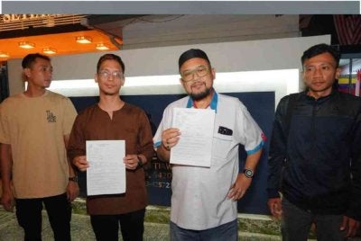 Afdlin buat laporan polis berkenaan dakwaan Presiden Pas, Tan Sri Abdul Hadi Awang bahawa Kedutaan Amerika Syarikat (AS) pernah menawarkan bantuan untuk menjatuhkan Kerajaan Persekutuan.