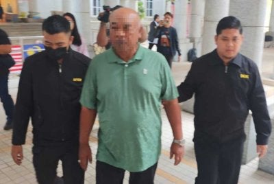 Perintah reman terhadap bekas Pengarah Besar Felda dikeluarkan di Mahkamah Majistret Putrajaya pada Isnin. 