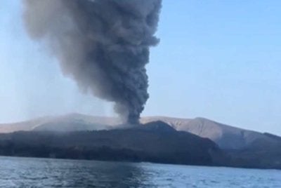 Tangkap layar video letusan gunung berapi Anak Krakatau yang dikongsi pengguna media sosial.