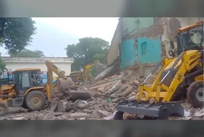Perobohan dilakukan selepas mahkamah mengekalkan keputusan bahawa masjid berkenaan dibina tanpa kebenaran di atas tanah kerajaan. Foto Agensi