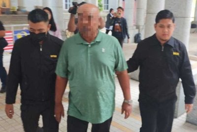 Perintah reman terhadap bekas Pengarah Besar Felda dikeluarkan di Mahkamah Majistret Putrajaya pada Isnin.