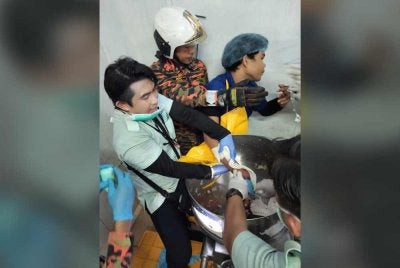 Pasukan bomba melakukan operasi mengeluarkan jari mangsa tersepit pada mesin pengisar ikan di sebuah kilang di Sandakan.