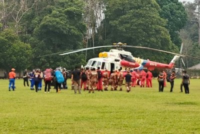 Pesawat Mi-17 JBPM dari Pangkalan Udara Subang tiba di Pos Kemar pada jam 4.30 petang bagi membantu operasi SAR. Foto JBPM Perak