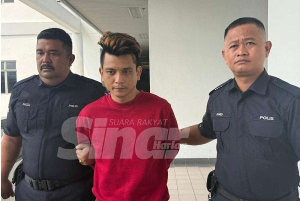 Tertuduh (tengah) mengaku bersalah terhadap pertuduhan dibacakan ke atasnya di Mahkamah Majistret Ayer Keroh pada Isnin.